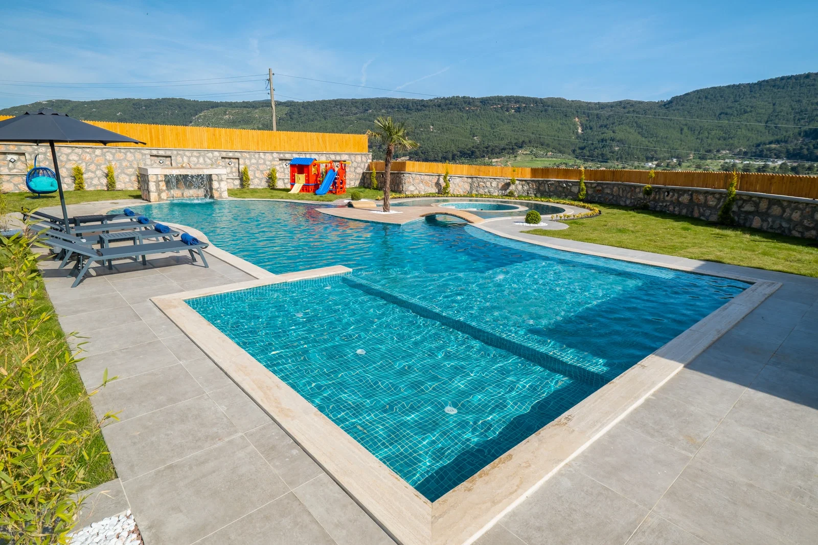 Sarıbelen’de Korunaklı, Çocuk Havuzlu, Jakuzili, Lüks Villa