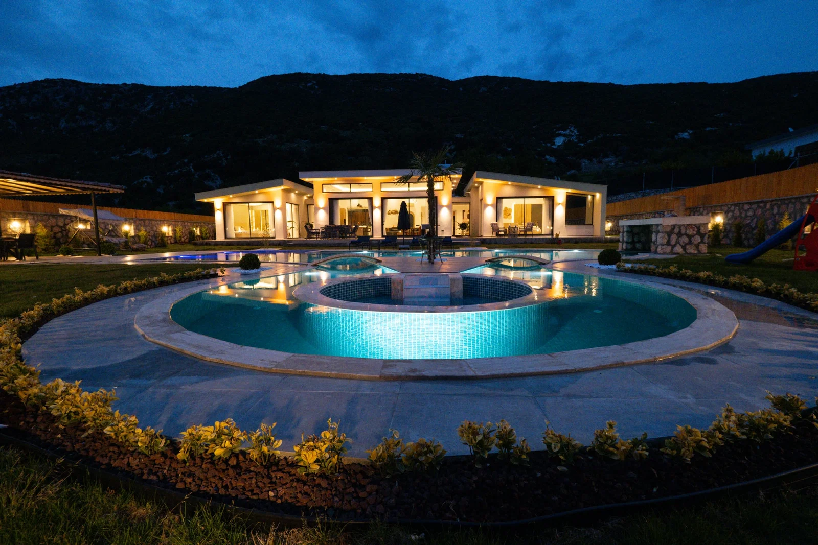 Sarıbelen’de Korunaklı, Çocuk Havuzlu, Jakuzili, Lüks Villa
