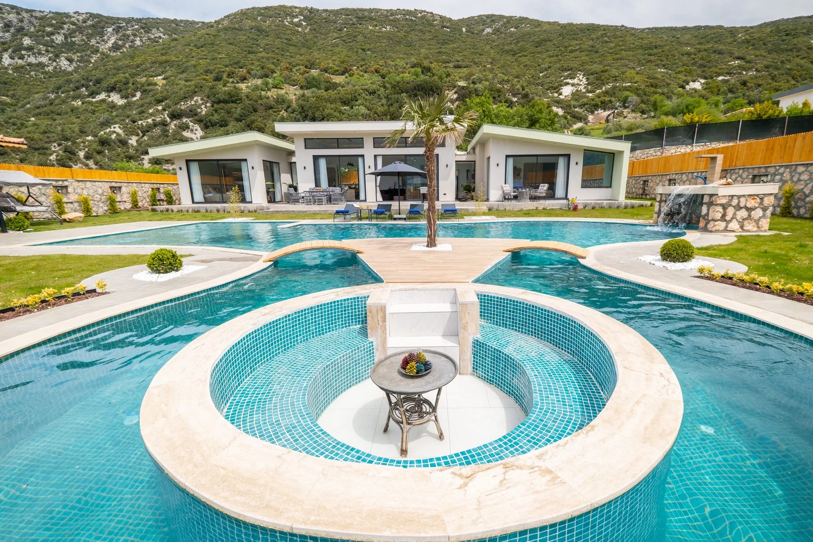 Sarıbelen’de Korunaklı, Çocuk Havuzlu, Jakuzili, Lüks Villa