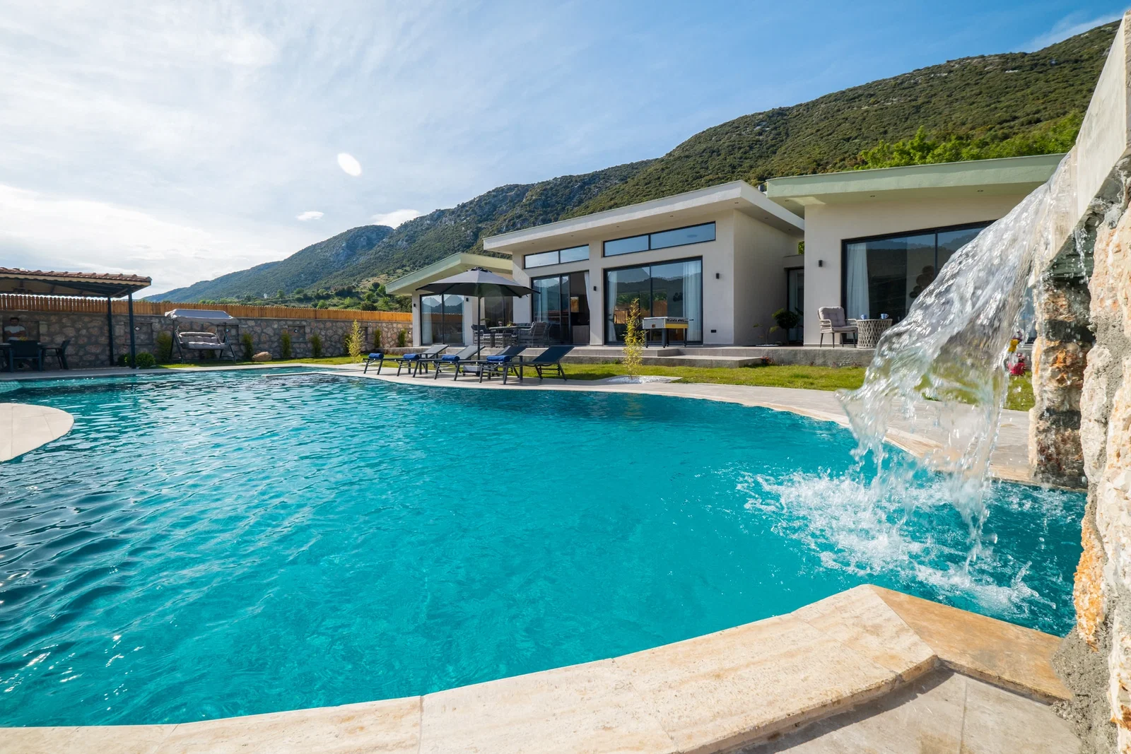Sarıbelen’de Korunaklı, Çocuk Havuzlu, Jakuzili, Lüks Villa