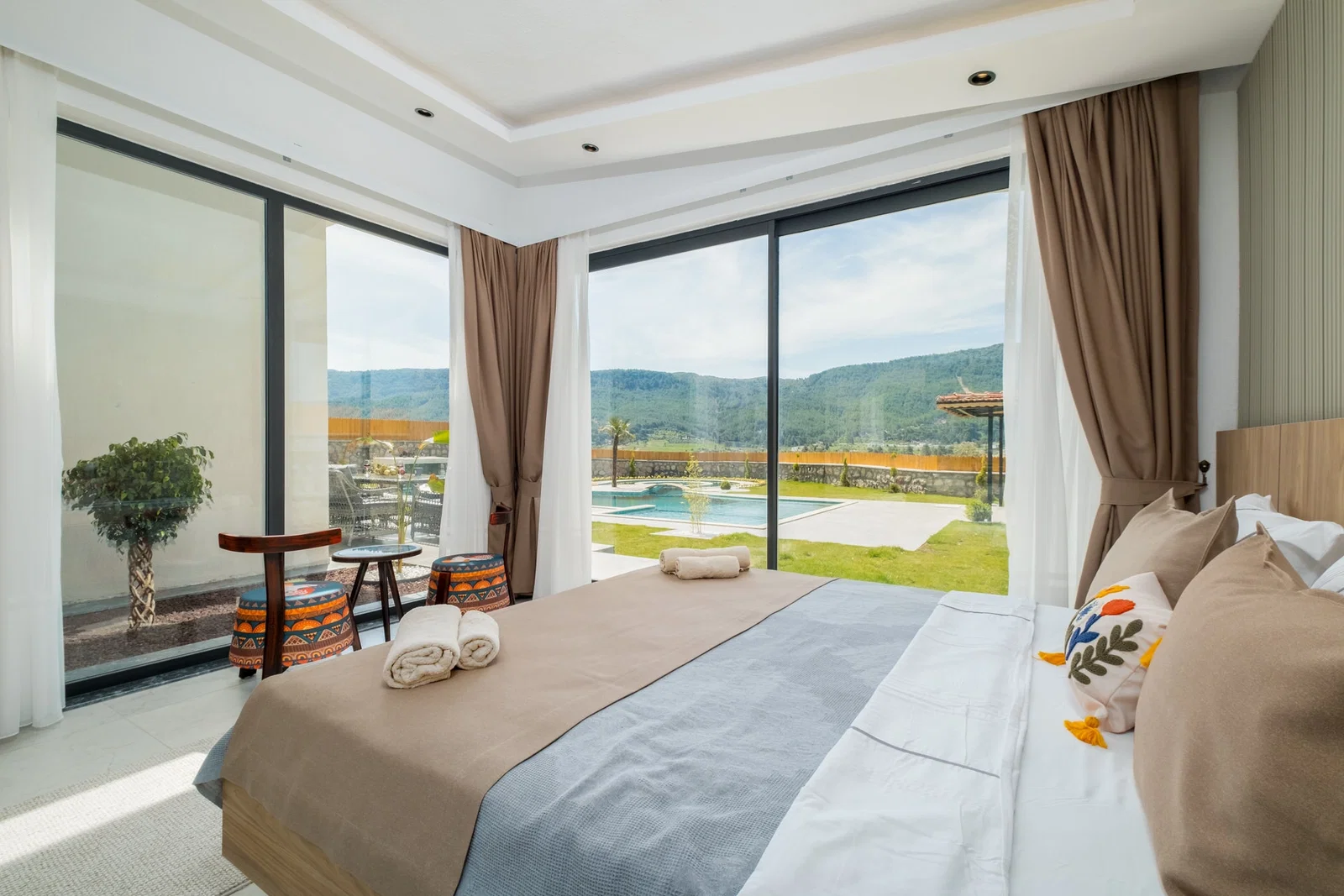 Sarıbelen’de Korunaklı, Çocuk Havuzlu, Jakuzili, Lüks Villa