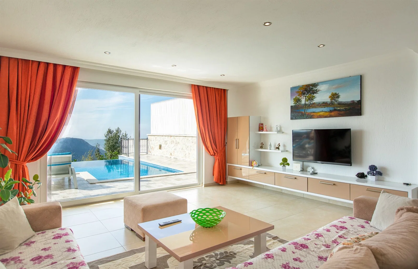 Üzümlü’de Denize Sıfır, Isıtmalı Havuzlu, Jakuzili, Ekonomik Villa