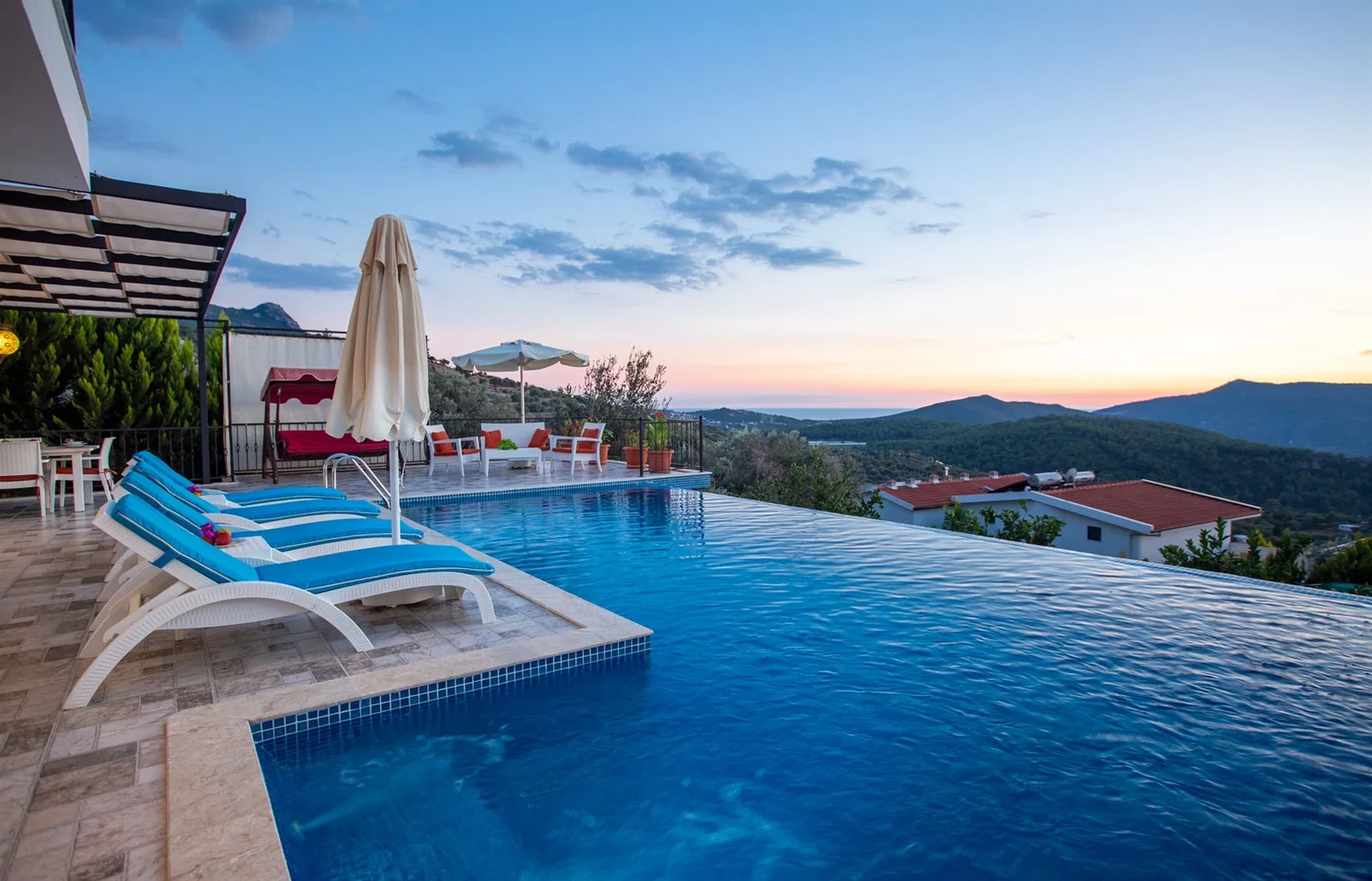 Üzümlü’de Denize Sıfır, Isıtmalı Havuzlu, Jakuzili, Ekonomik Villa