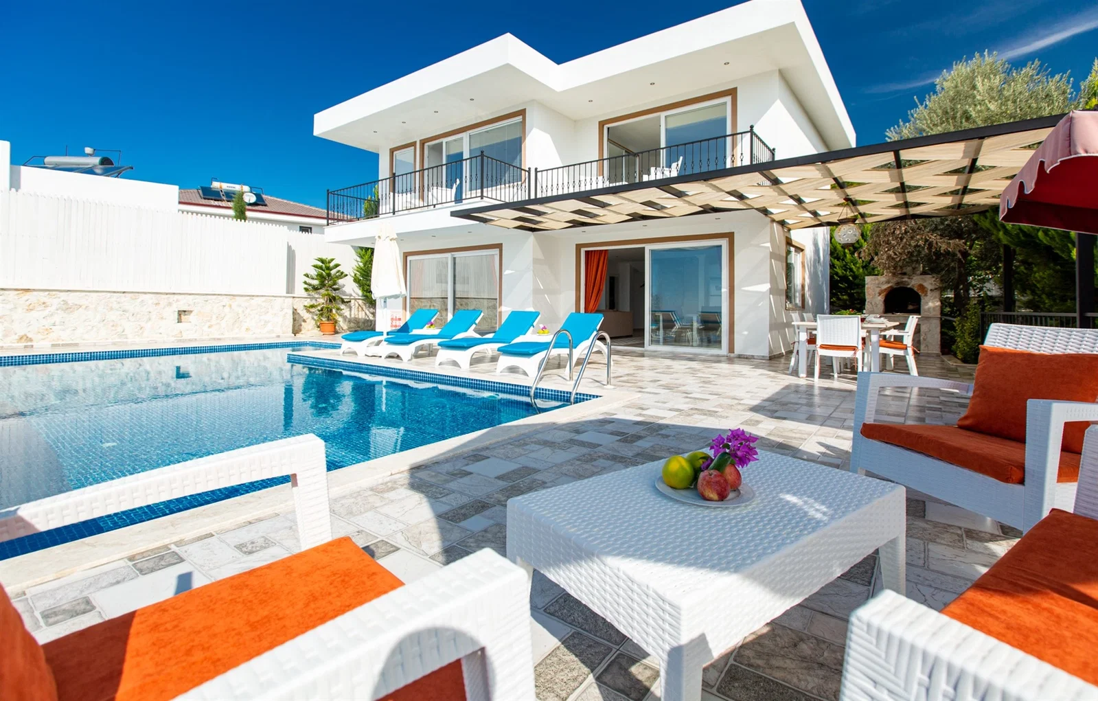Üzümlü’de Denize Sıfır, Isıtmalı Havuzlu, Jakuzili, Ekonomik Villa