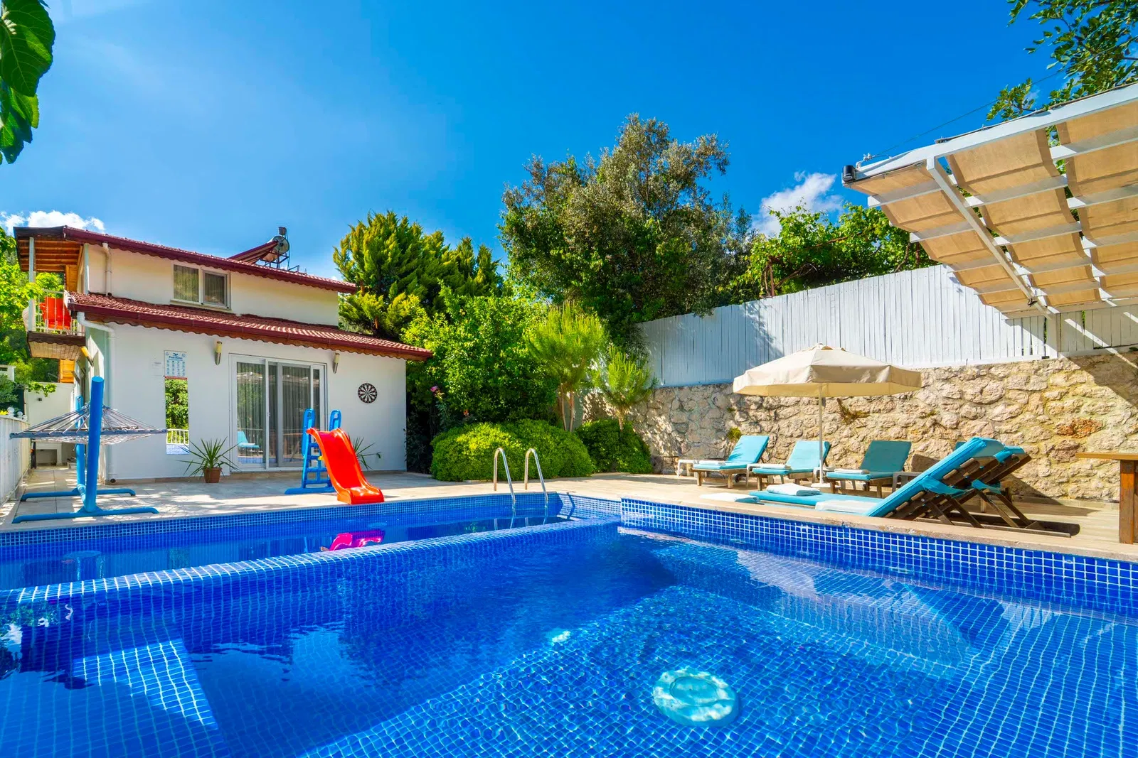 İslamlar’da korunaklı havuzlu kiralık villa