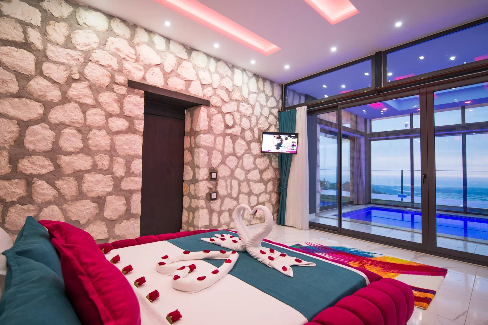 İslamlar’da Korunaklı, Isıtmalı Havuzlu, 2 Kişilik, Ekonomik Villa
