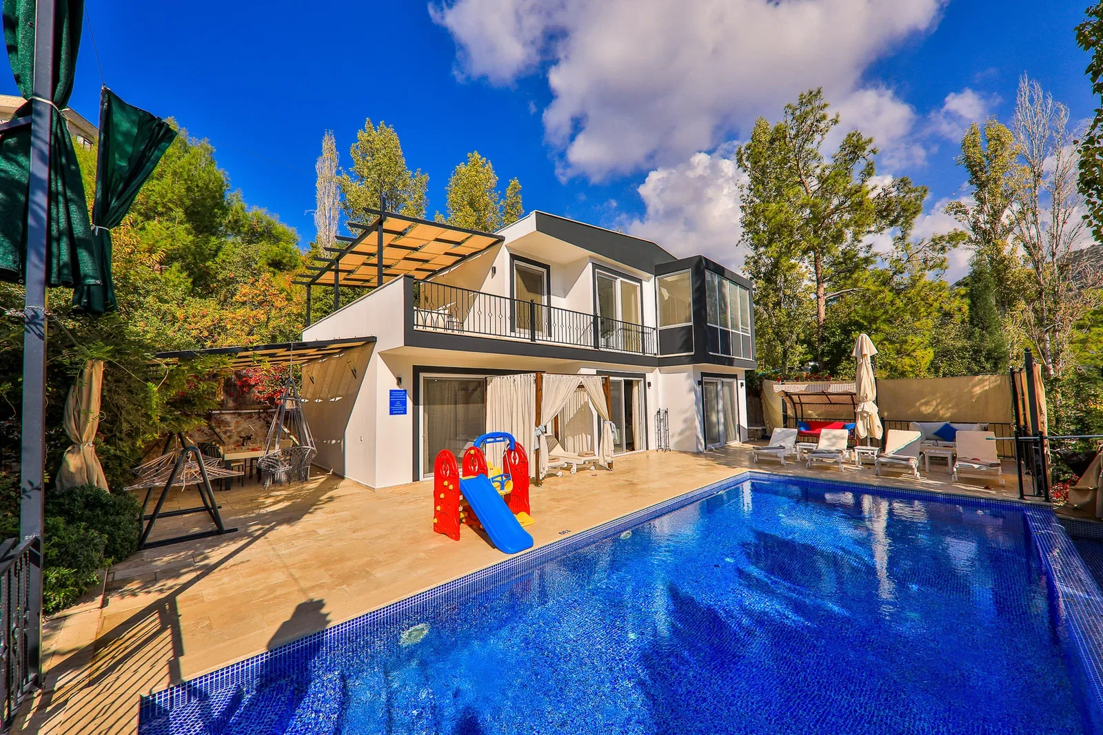 İslamlar’da korunaklı havuzlu kiralık villa