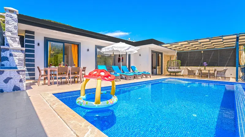 Sarıbelen’de korunaklı havuzlu kiralık villa