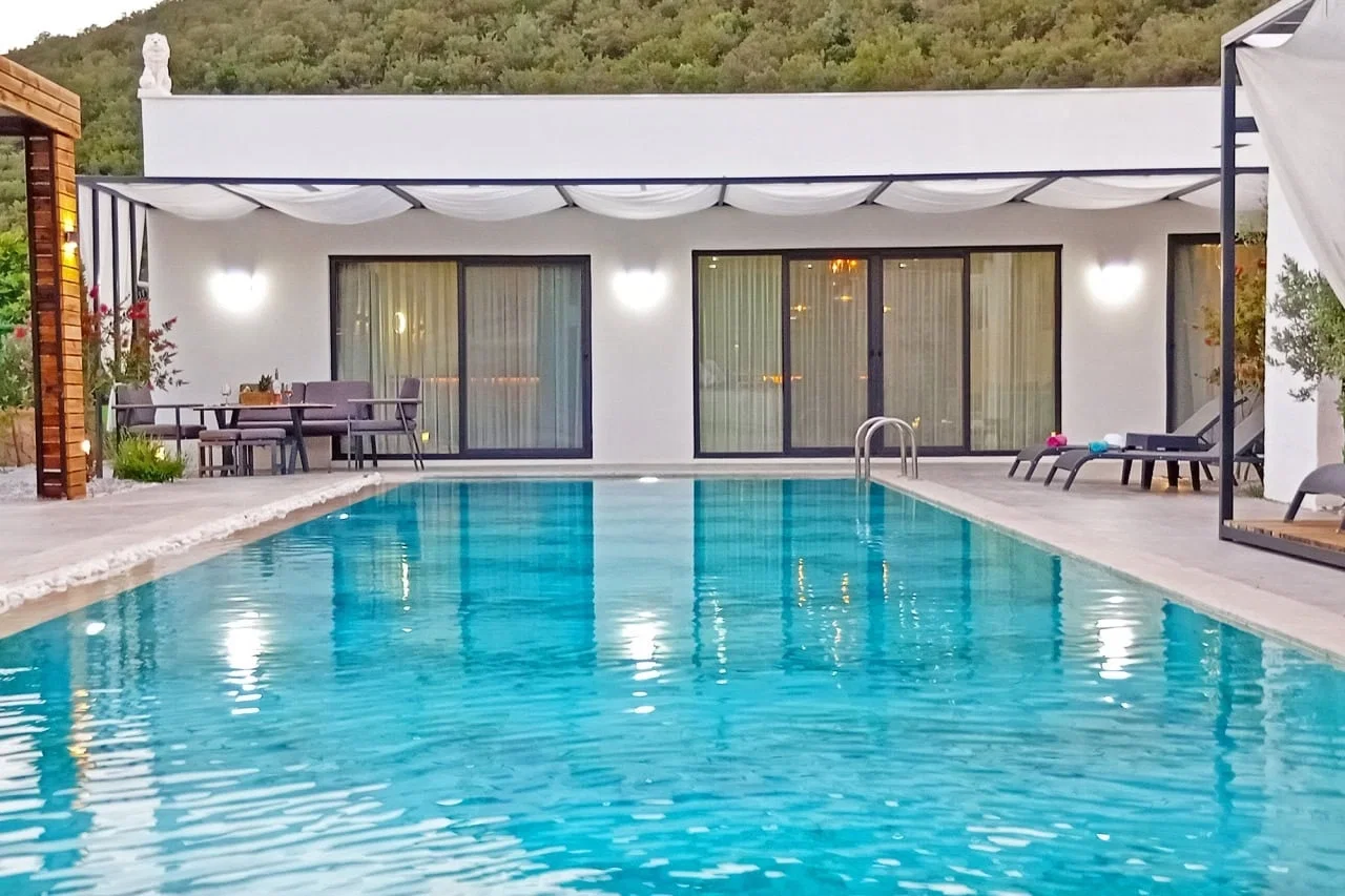 Fethiye’de Huzurlu, Korunaklı Havuzlu, 8 Kişilik, Kiralık Villa