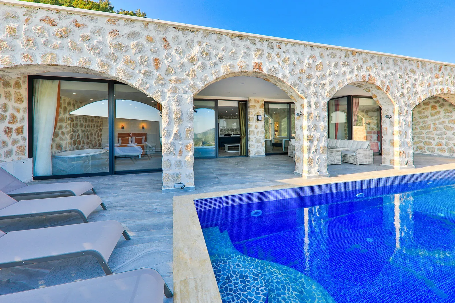 İslamlar’da korunaklı havuzlu kiralık villa