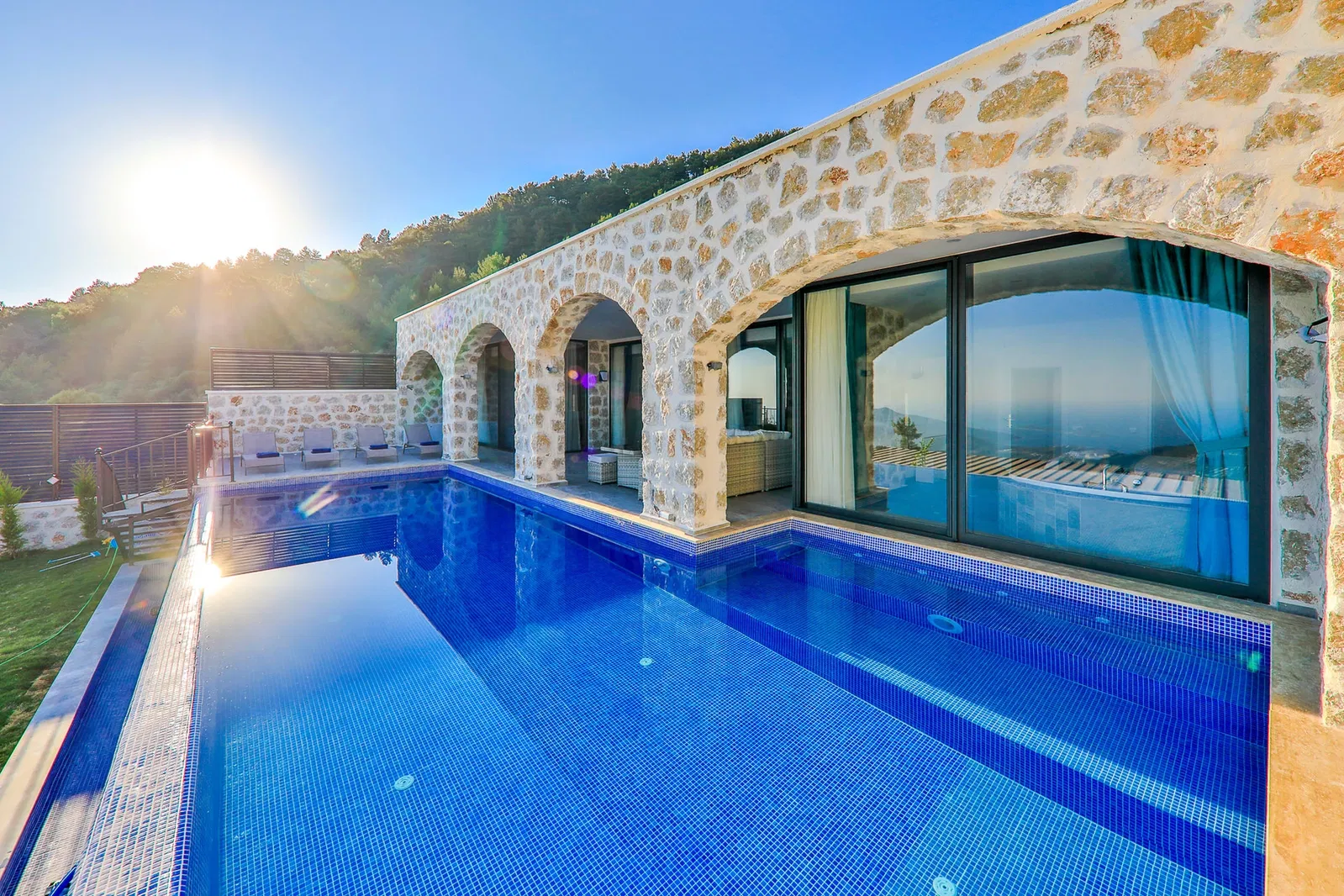 İslamlar’da korunaklı havuzlu kiralık villa