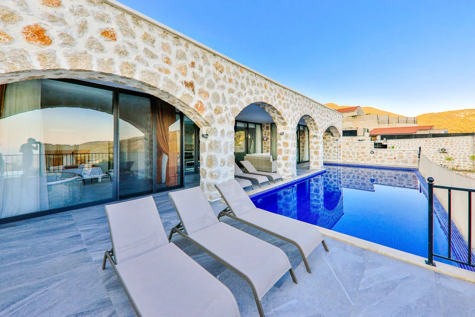 İslamlar’da korunaklı havuzlu kiralık villa