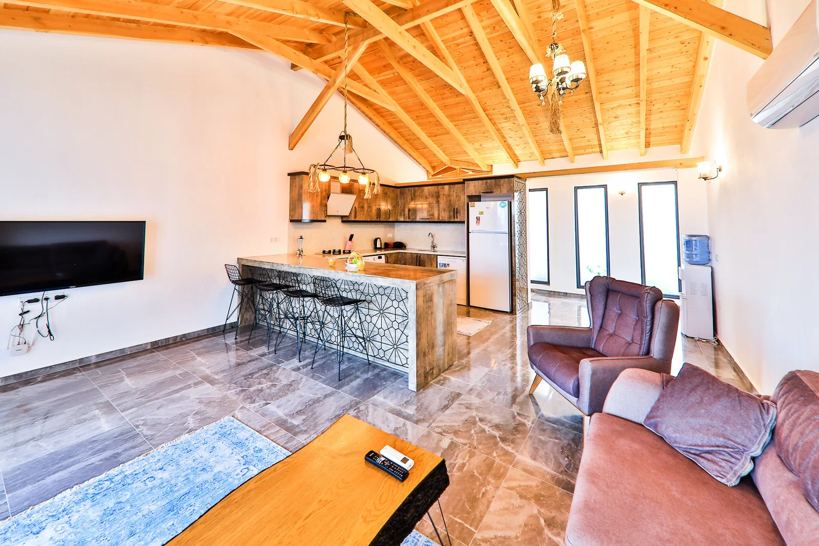 İslamlar’da Korunaklı, Isıtmalı Havuzlu, 3 Yatak Odalı, Kiralık Villa