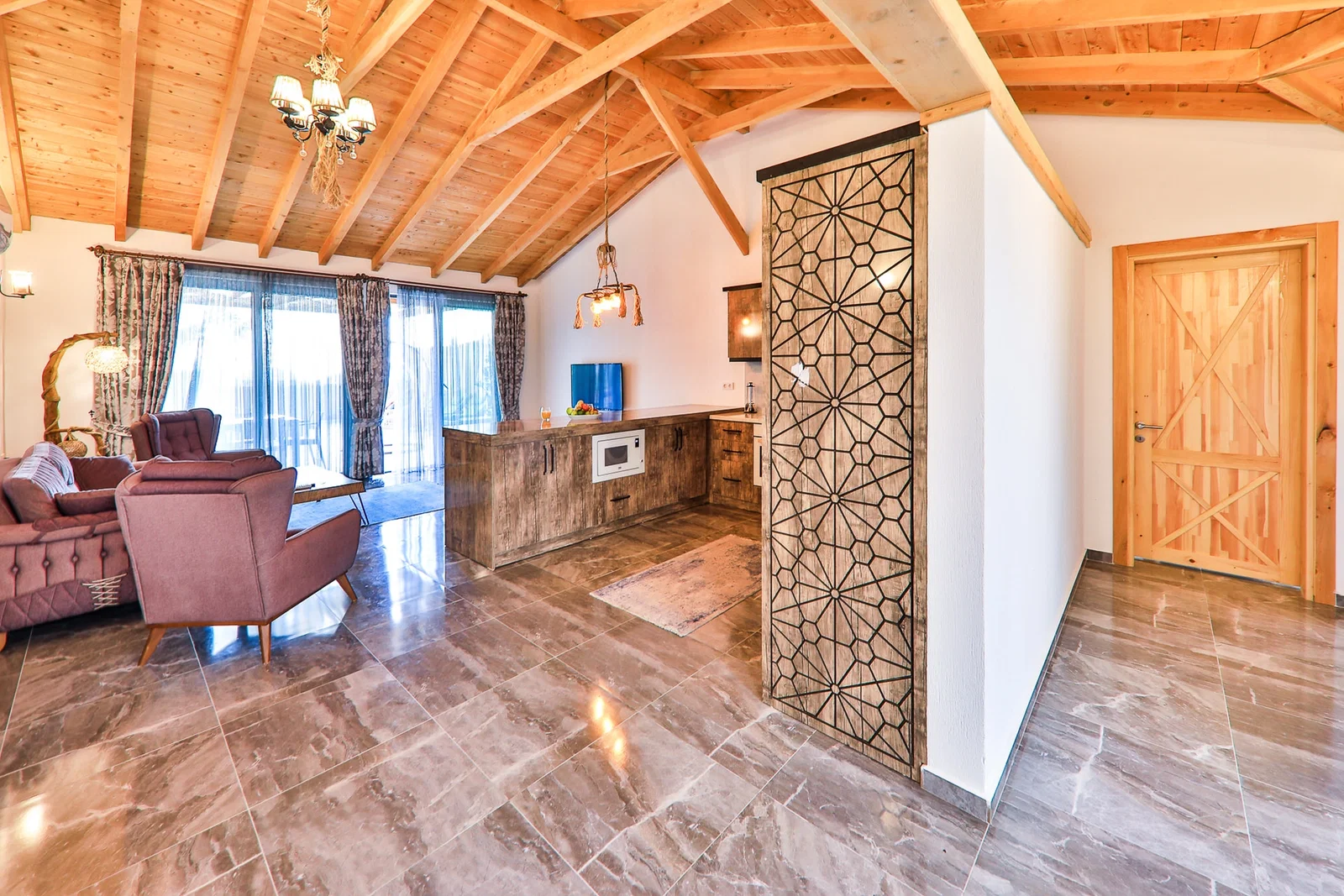 İslamlar’da Korunaklı, Isıtmalı Havuzlu, 3 Yatak Odalı, Kiralık Villa