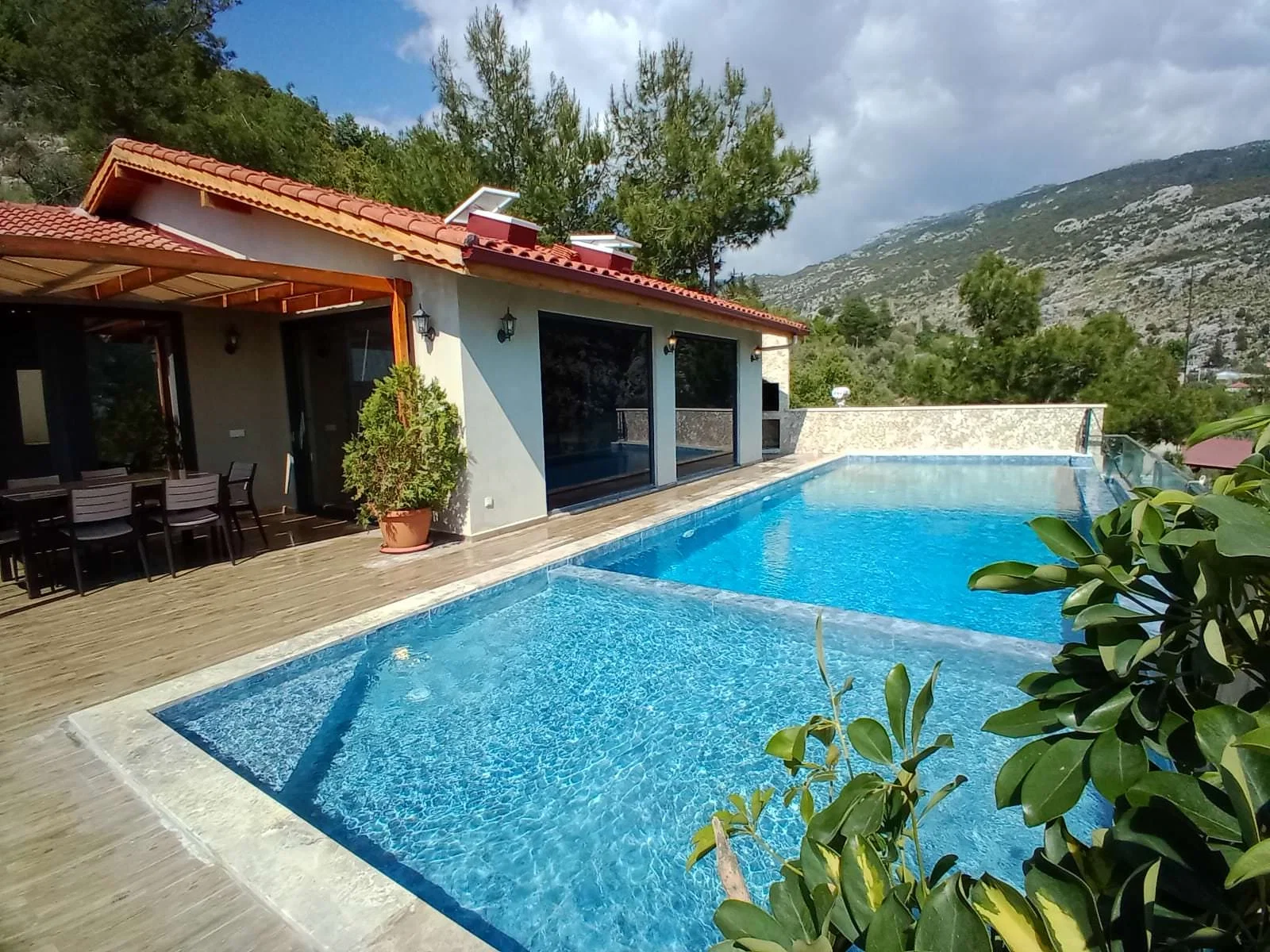 İslamlar’da Korunaklı, Isıtmalı Havuzlu, 3 Yatak Odalı, Kiralık Villa
