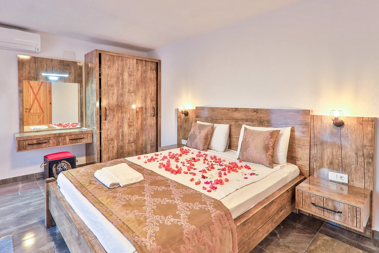 İslamlar’da Korunaklı, Isıtmalı Havuzlu, 3 Yatak Odalı, Kiralık Villa