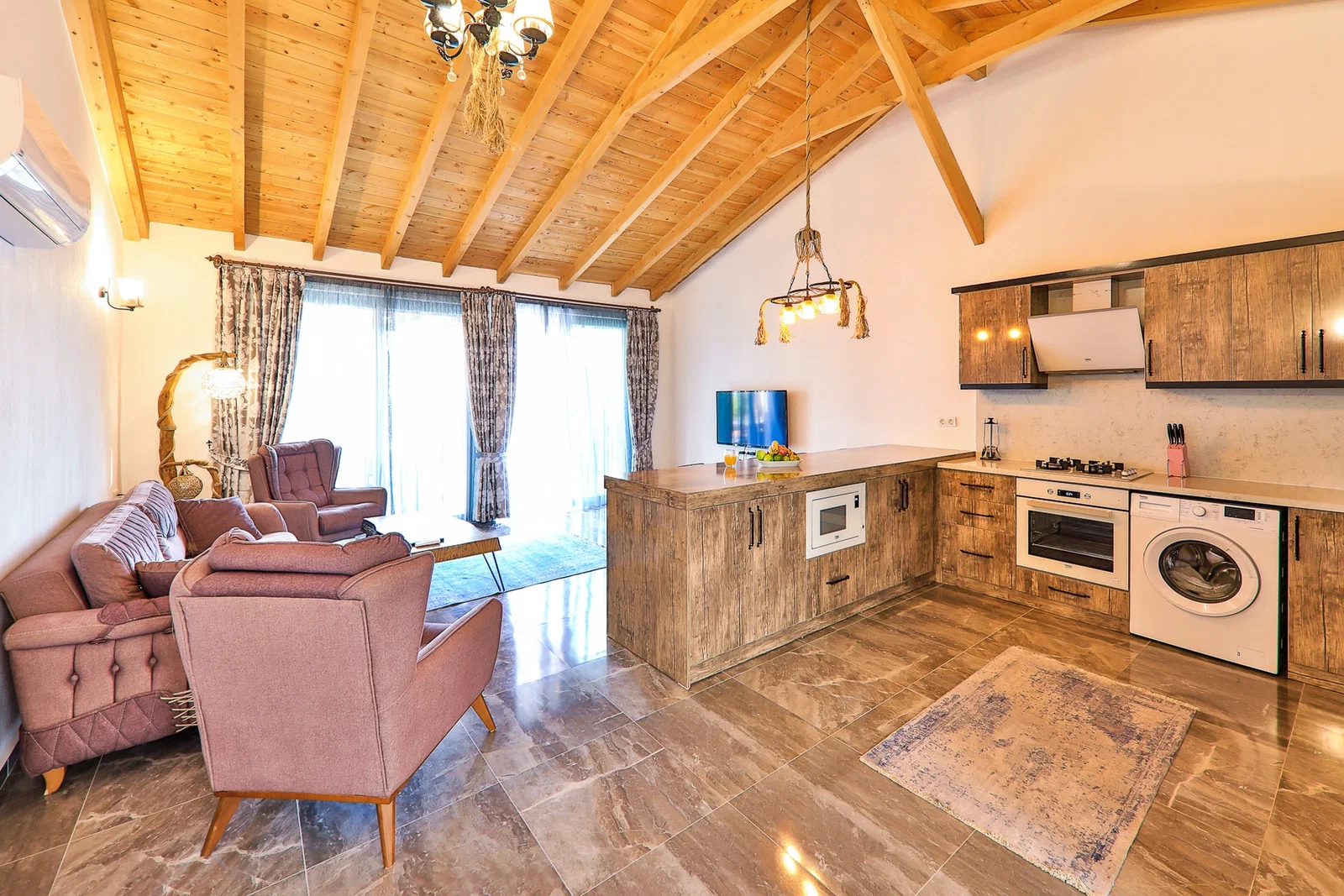 İslamlar’da Korunaklı, Isıtmalı Havuzlu, 3 Yatak Odalı, Kiralık Villa