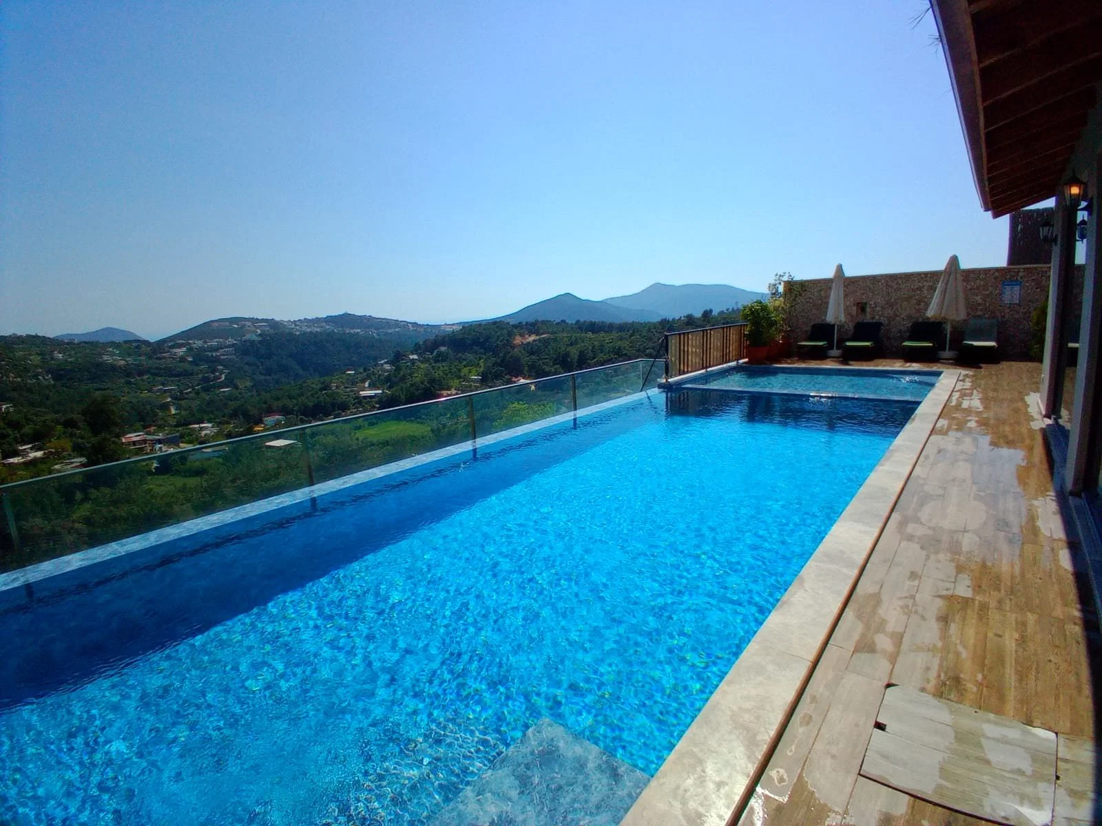 İslamlar’da Korunaklı, Isıtmalı Havuzlu, 3 Yatak Odalı, Kiralık Villa