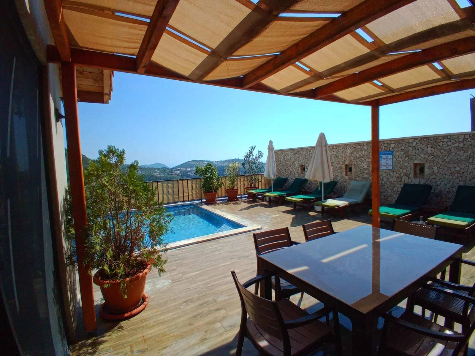 İslamlar’da Korunaklı, Isıtmalı Havuzlu, 3 Yatak Odalı, Kiralık Villa
