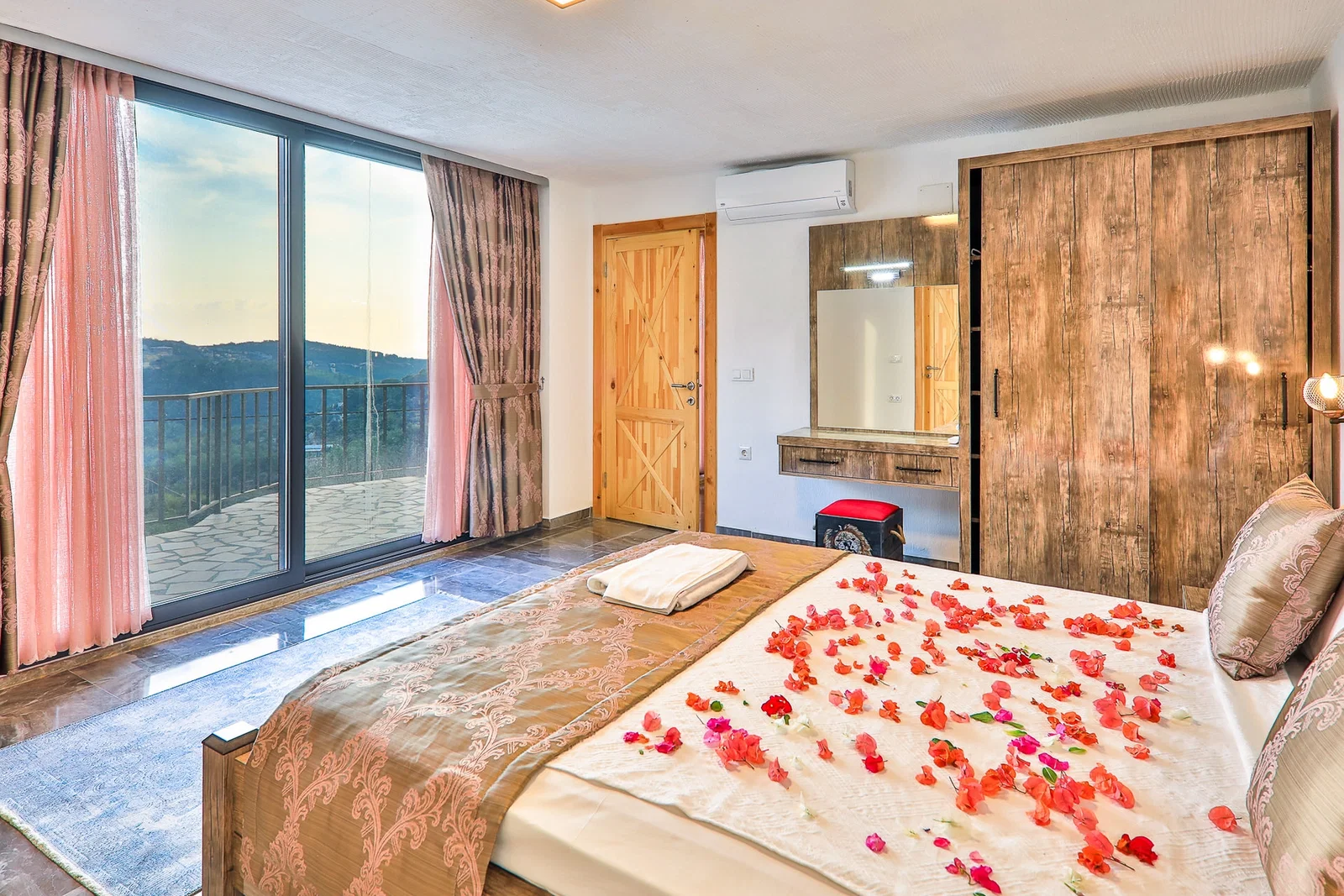İslamlar’da Korunaklı, Isıtmalı Havuzlu, 3 Yatak Odalı, Kiralık Villa