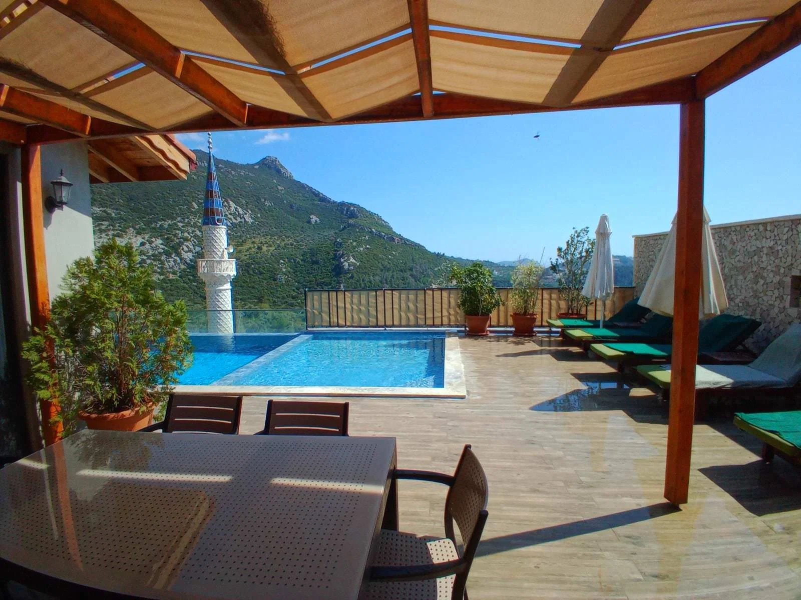 İslamlar’da Korunaklı, Isıtmalı Havuzlu, 3 Yatak Odalı, Kiralık Villa