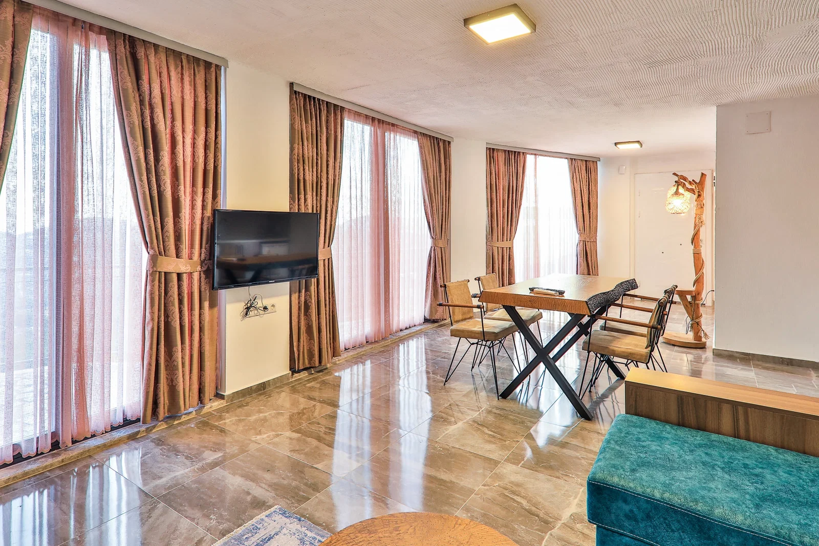 İslamlar’da Korunaklı, Isıtmalı Havuzlu, 3 Yatak Odalı, Kiralık Villa