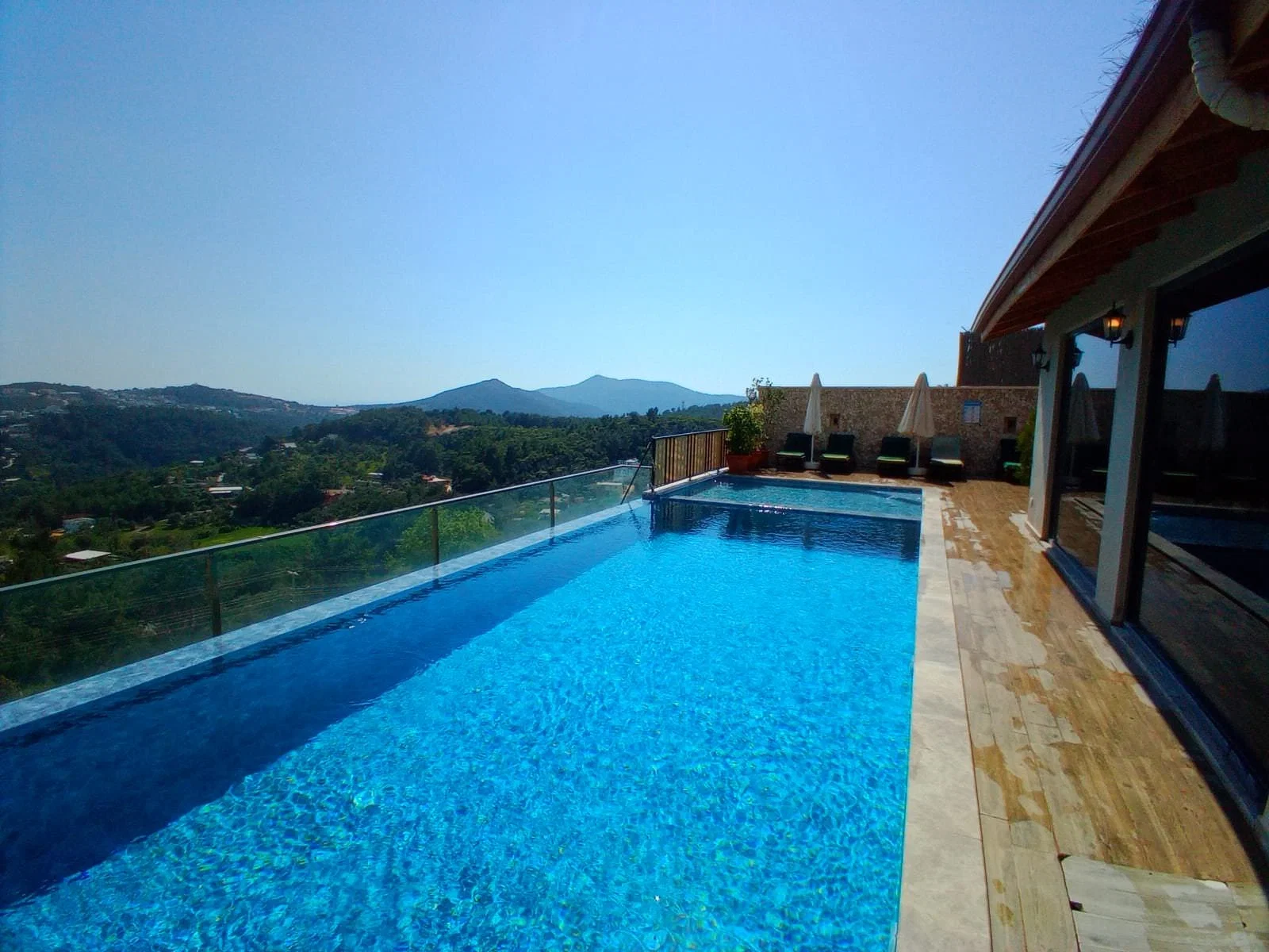 İslamlar’da Korunaklı, Isıtmalı Havuzlu, 3 Yatak Odalı, Kiralık Villa