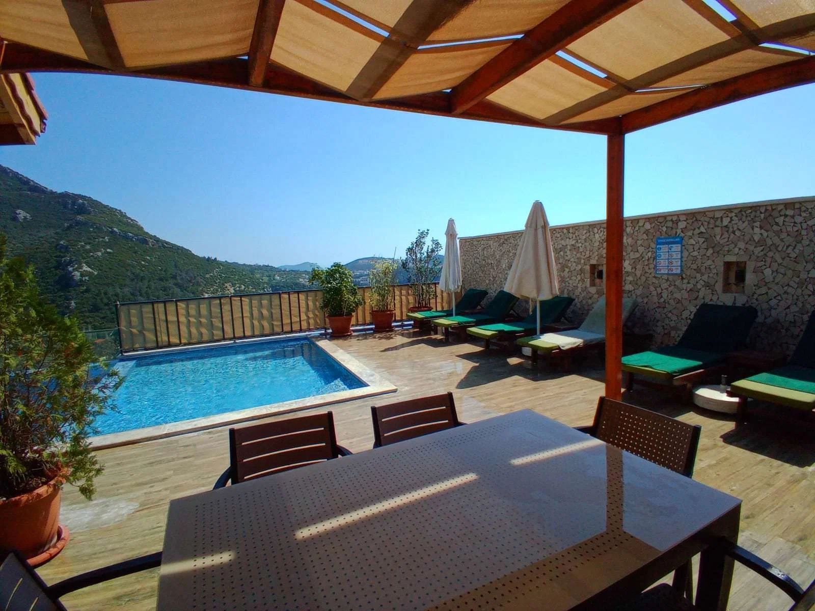 İslamlar’da Korunaklı, Isıtmalı Havuzlu, 3 Yatak Odalı, Kiralık Villa