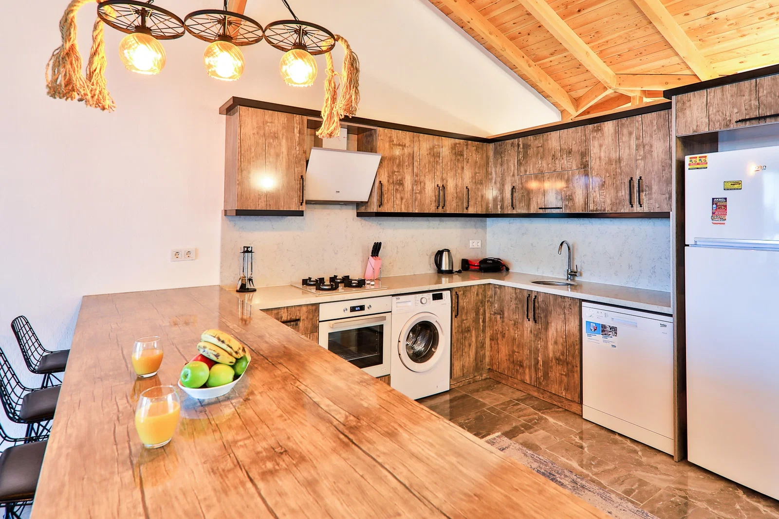 İslamlar’da Korunaklı, Isıtmalı Havuzlu, 3 Yatak Odalı, Kiralık Villa
