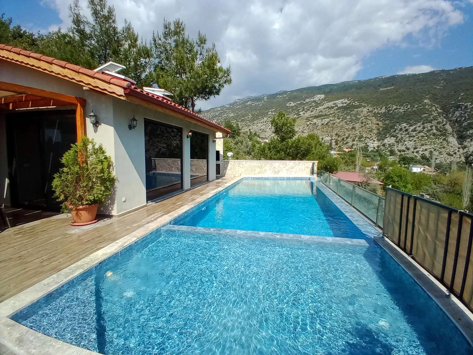 İslamlar’da Korunaklı, Isıtmalı Havuzlu, 3 Yatak Odalı, Kiralık Villa