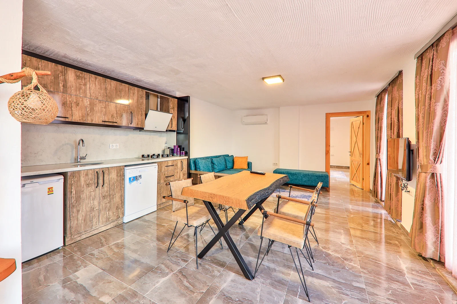 İslamlar’da Korunaklı, Isıtmalı Havuzlu, 3 Yatak Odalı, Kiralık Villa