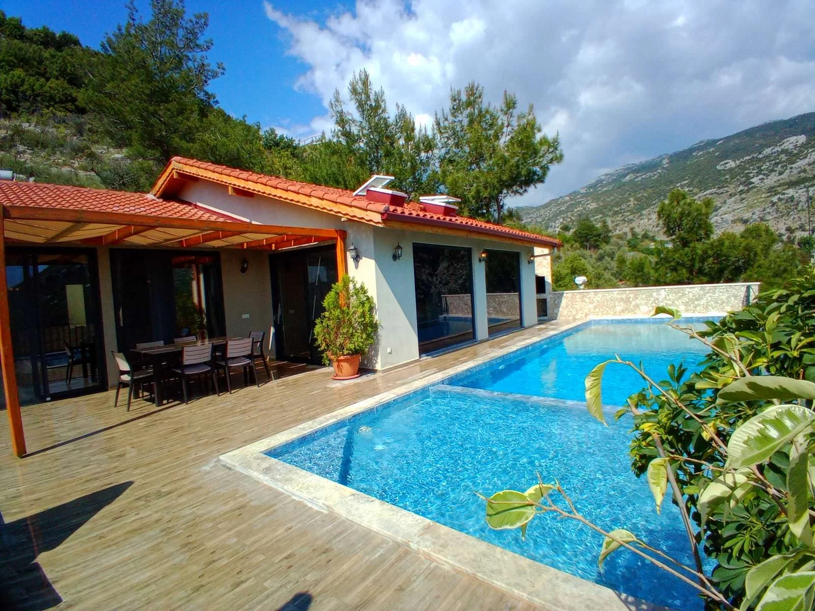 İslamlar’da Korunaklı, Isıtmalı Havuzlu, 3 Yatak Odalı, Kiralık Villa