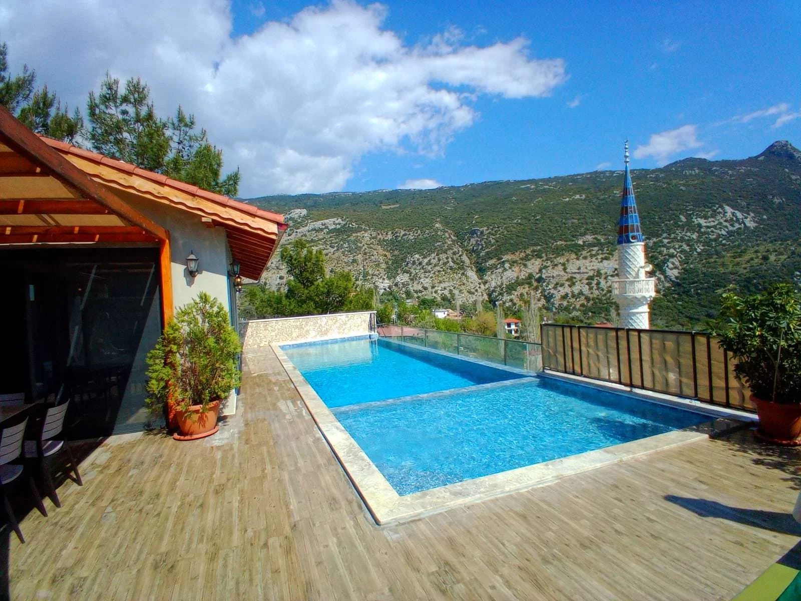 İslamlar’da Korunaklı, Isıtmalı Havuzlu, 3 Yatak Odalı, Kiralık Villa