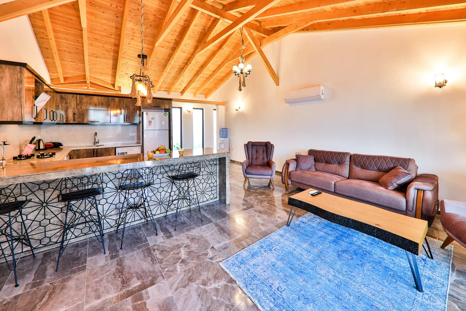 İslamlar’da Korunaklı, Isıtmalı Havuzlu, 3 Yatak Odalı, Kiralık Villa