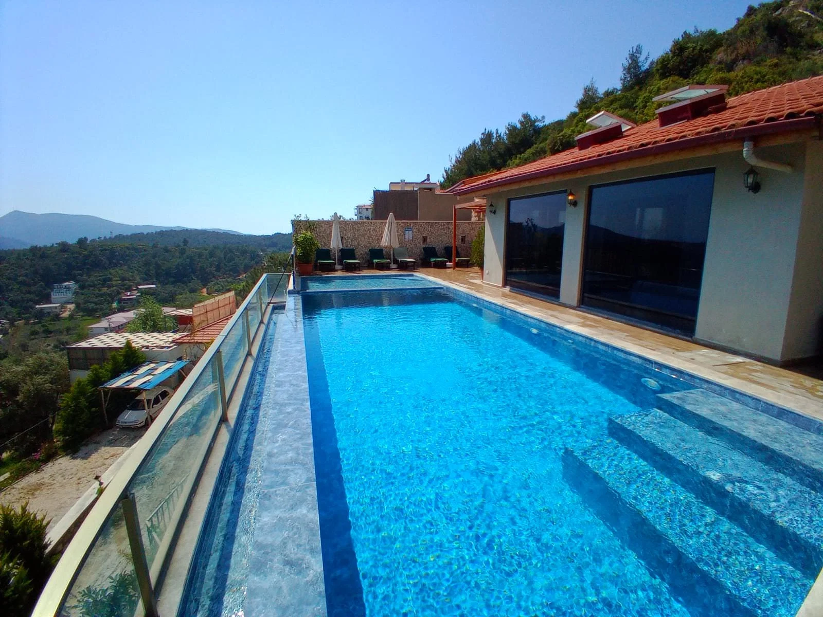 İslamlar’da Korunaklı, Isıtmalı Havuzlu, 3 Yatak Odalı, Kiralık Villa