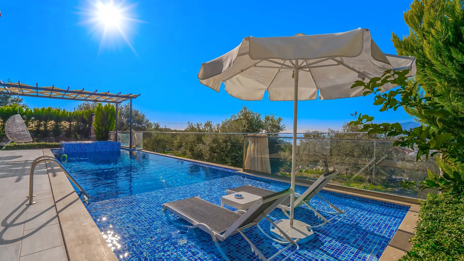 Üzümlü’de Korunaklı, Çocuk Havuzlu, Jakuzili, Kiralık Villa
