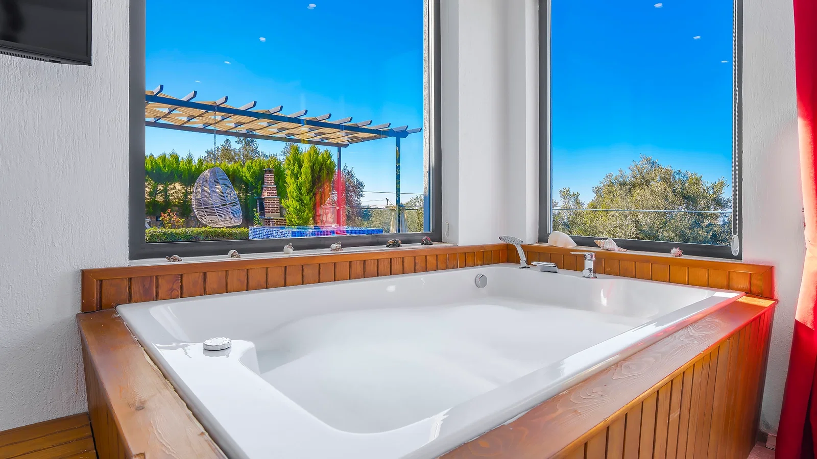 Üzümlü’de Korunaklı, Çocuk Havuzlu, Jakuzili, Kiralık Villa