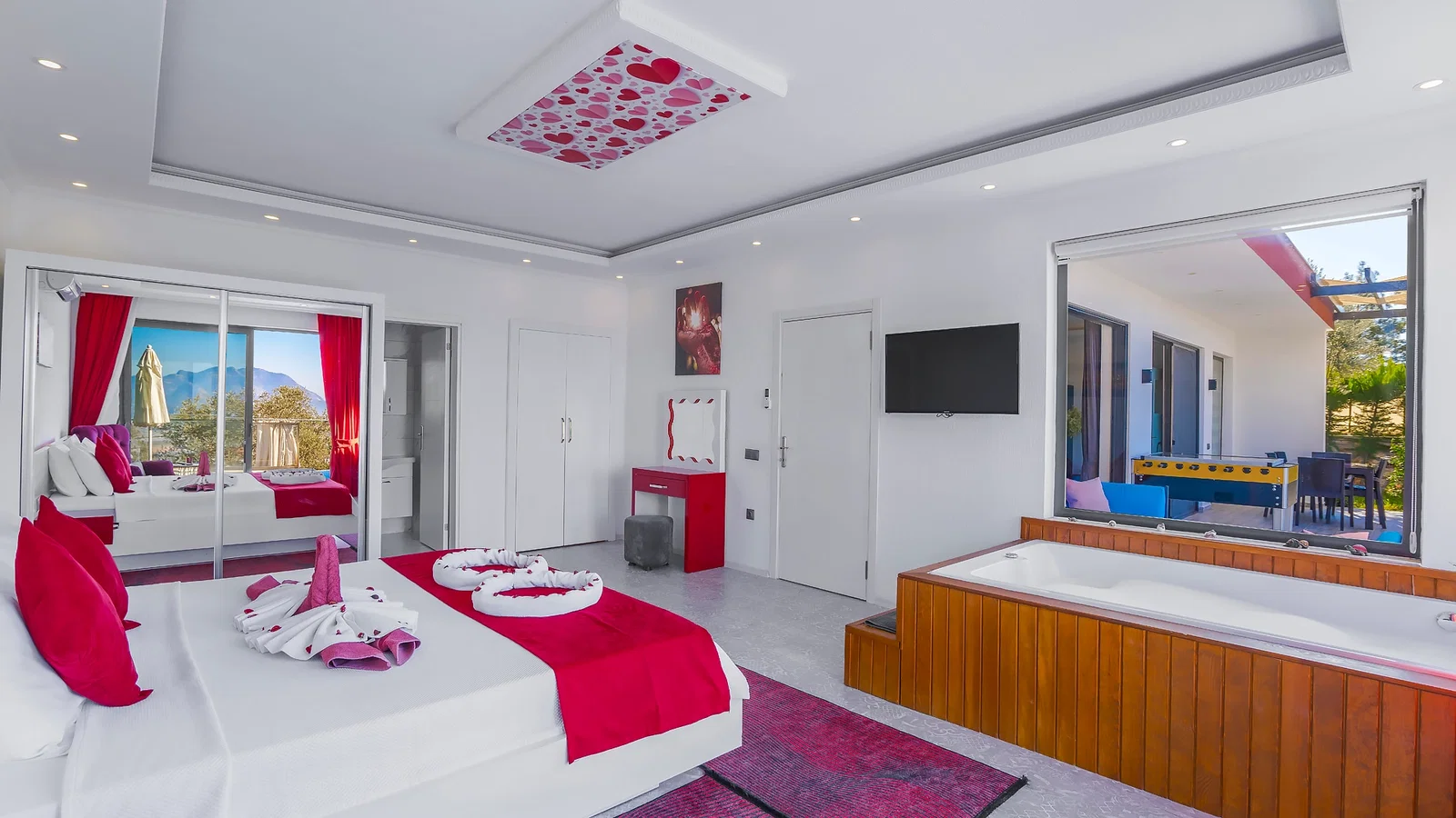 Üzümlü’de Korunaklı, Çocuk Havuzlu, Jakuzili, Kiralık Villa