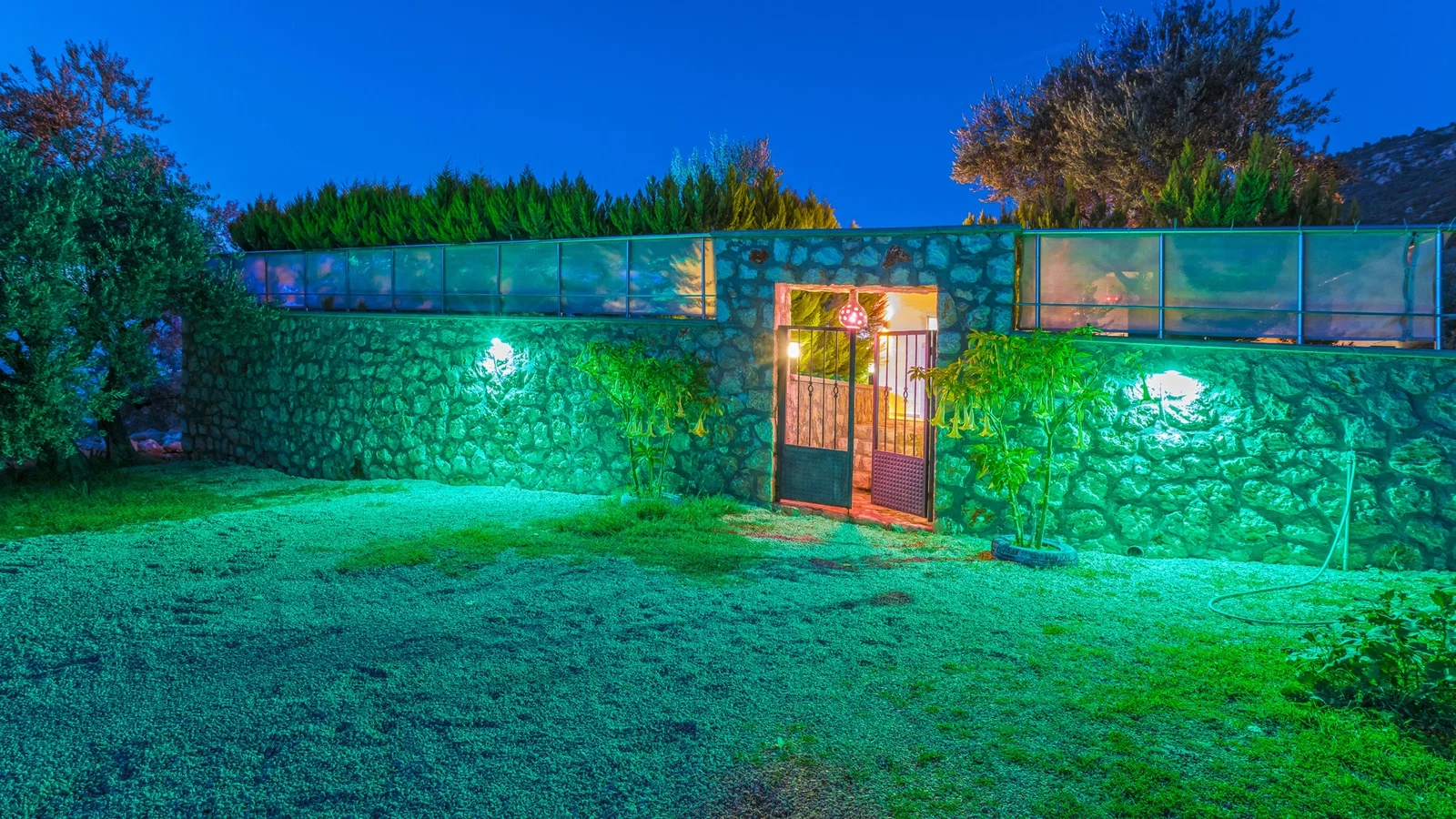Üzümlü’de Korunaklı, Çocuk Havuzlu, Jakuzili, Kiralık Villa