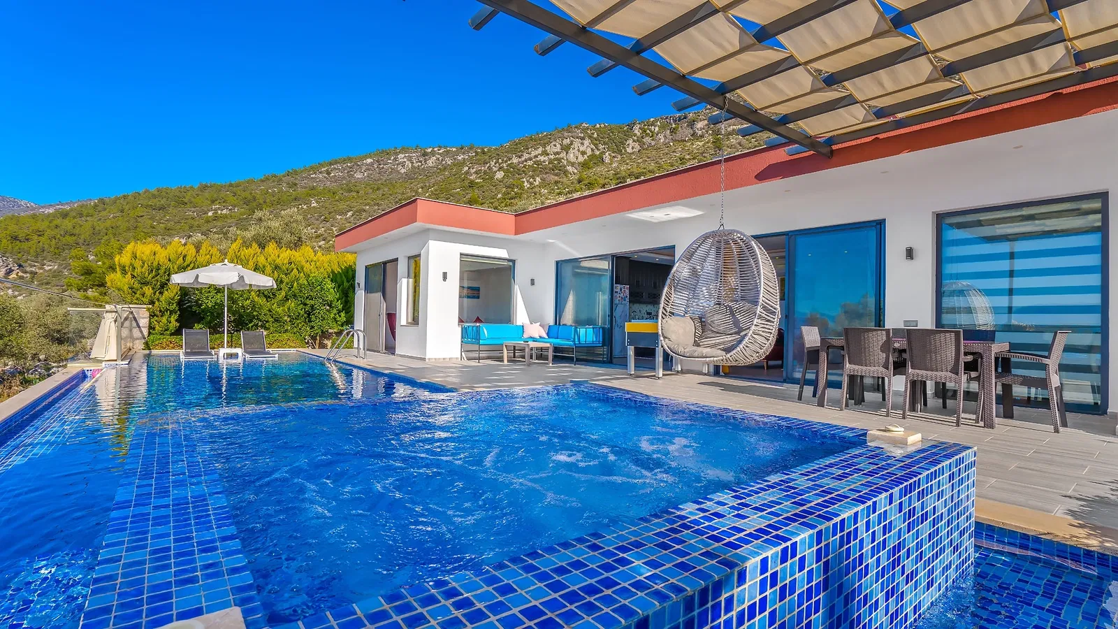 Üzümlü’de korunaklı havuzlu kiralık villa