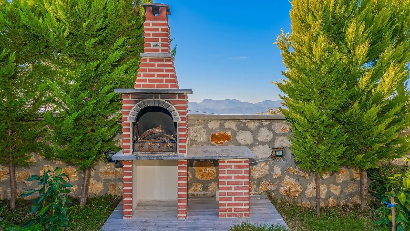 Üzümlü’de Korunaklı, Çocuk Havuzlu, Jakuzili, Kiralık Villa