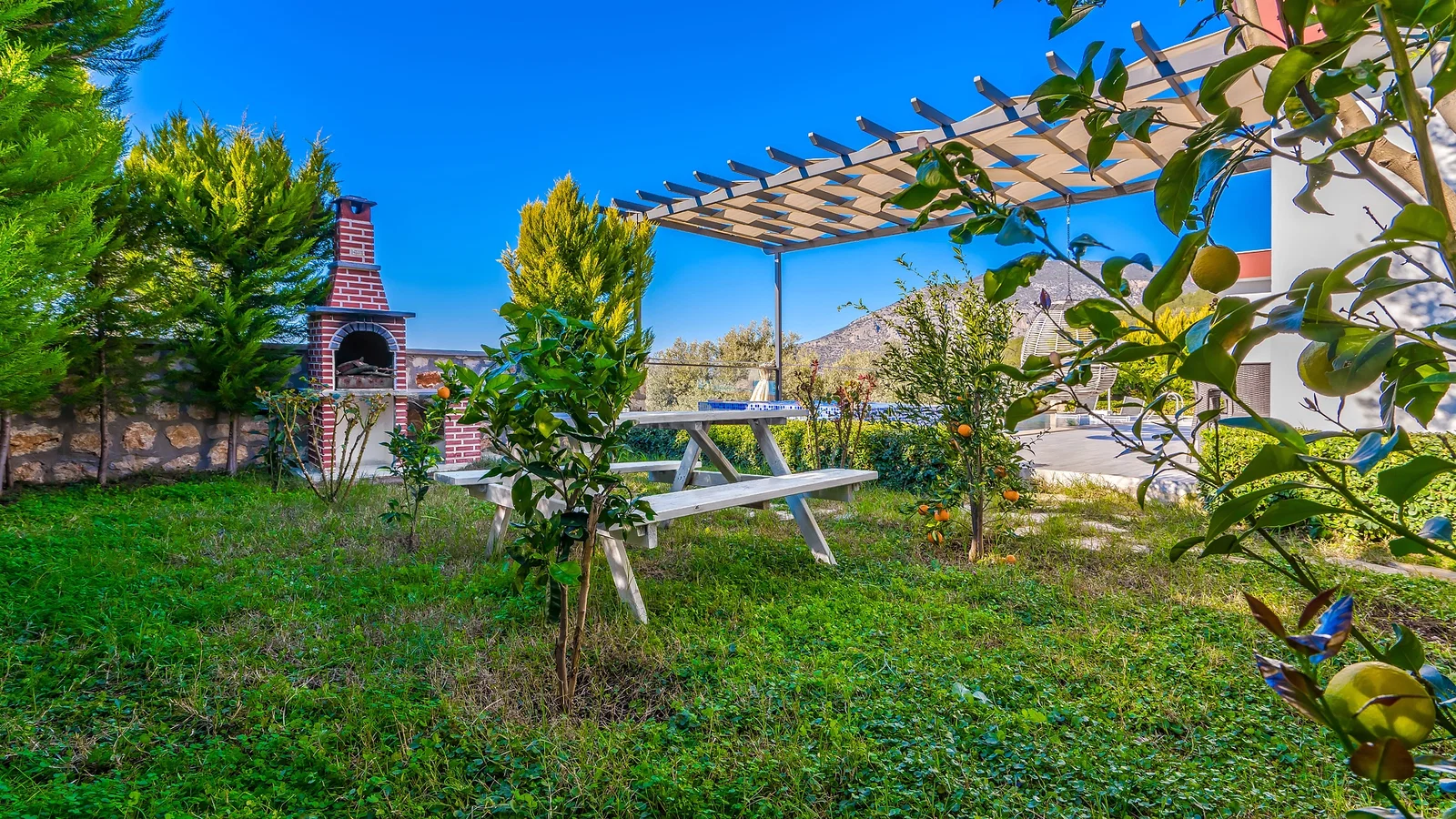 Üzümlü’de Korunaklı, Çocuk Havuzlu, Jakuzili, Kiralık Villa