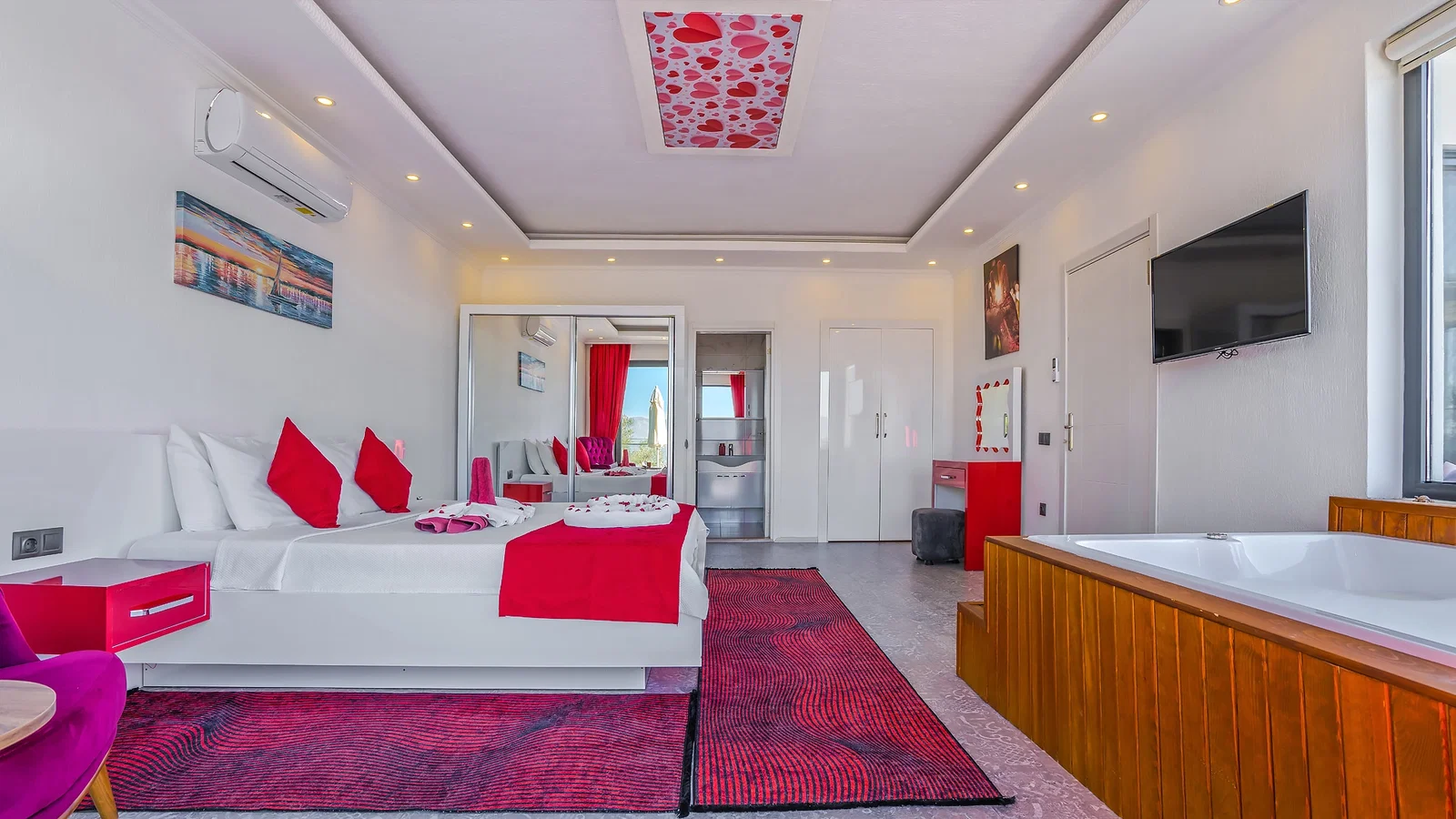 Üzümlü’de Korunaklı, Çocuk Havuzlu, Jakuzili, Kiralık Villa