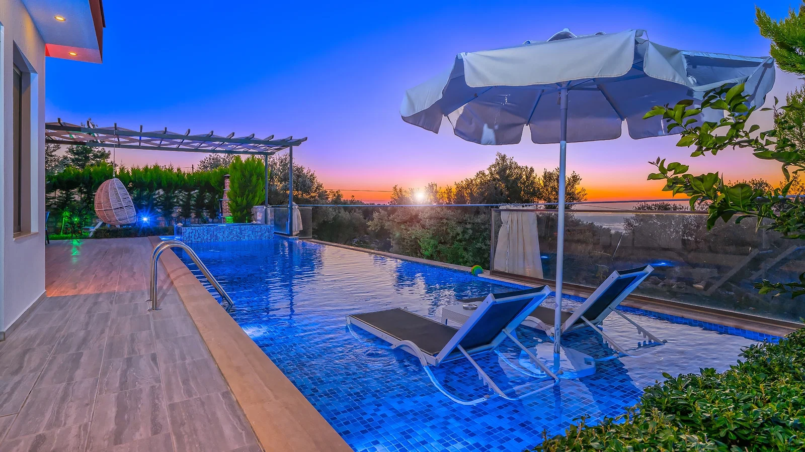 Üzümlü’de Korunaklı, Çocuk Havuzlu, Jakuzili, Kiralık Villa