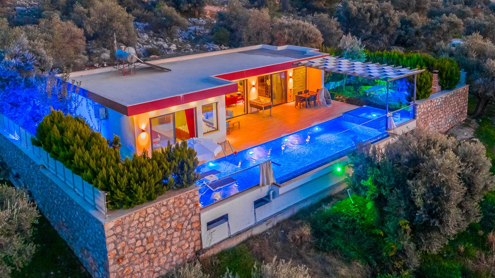 Üzümlü’de Korunaklı, Çocuk Havuzlu, Jakuzili, Kiralık Villa