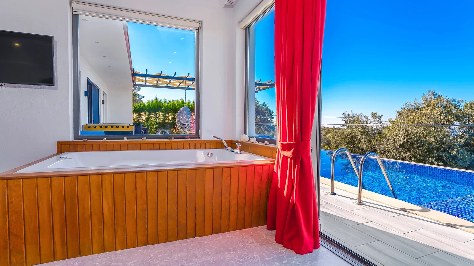 Üzümlü’de Korunaklı, Çocuk Havuzlu, Jakuzili, Kiralık Villa