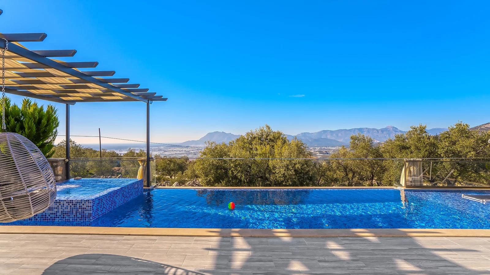 Üzümlü’de Korunaklı, Çocuk Havuzlu, Jakuzili, Kiralık Villa