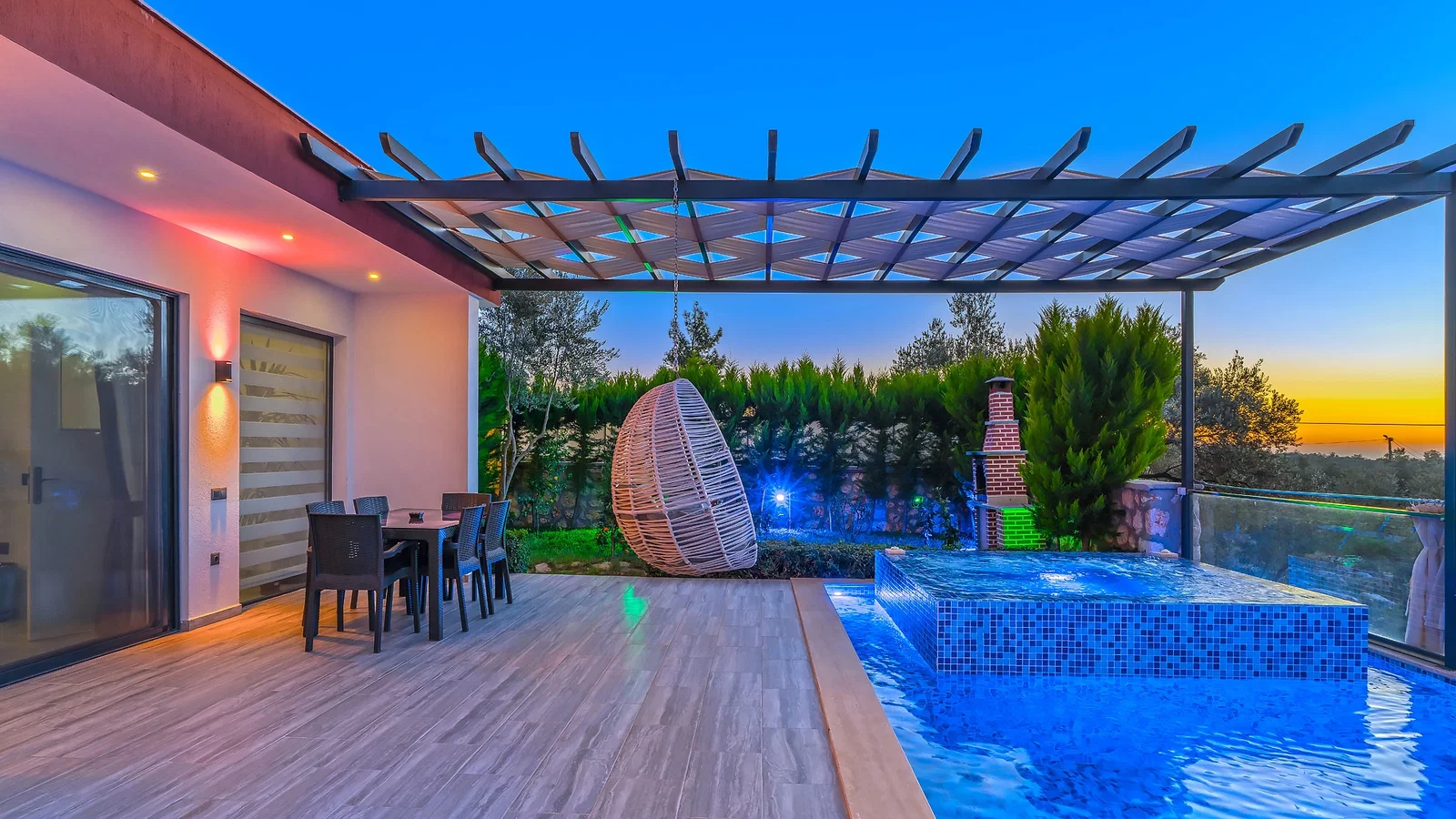 Üzümlü’de Korunaklı, Çocuk Havuzlu, Jakuzili, Kiralık Villa
