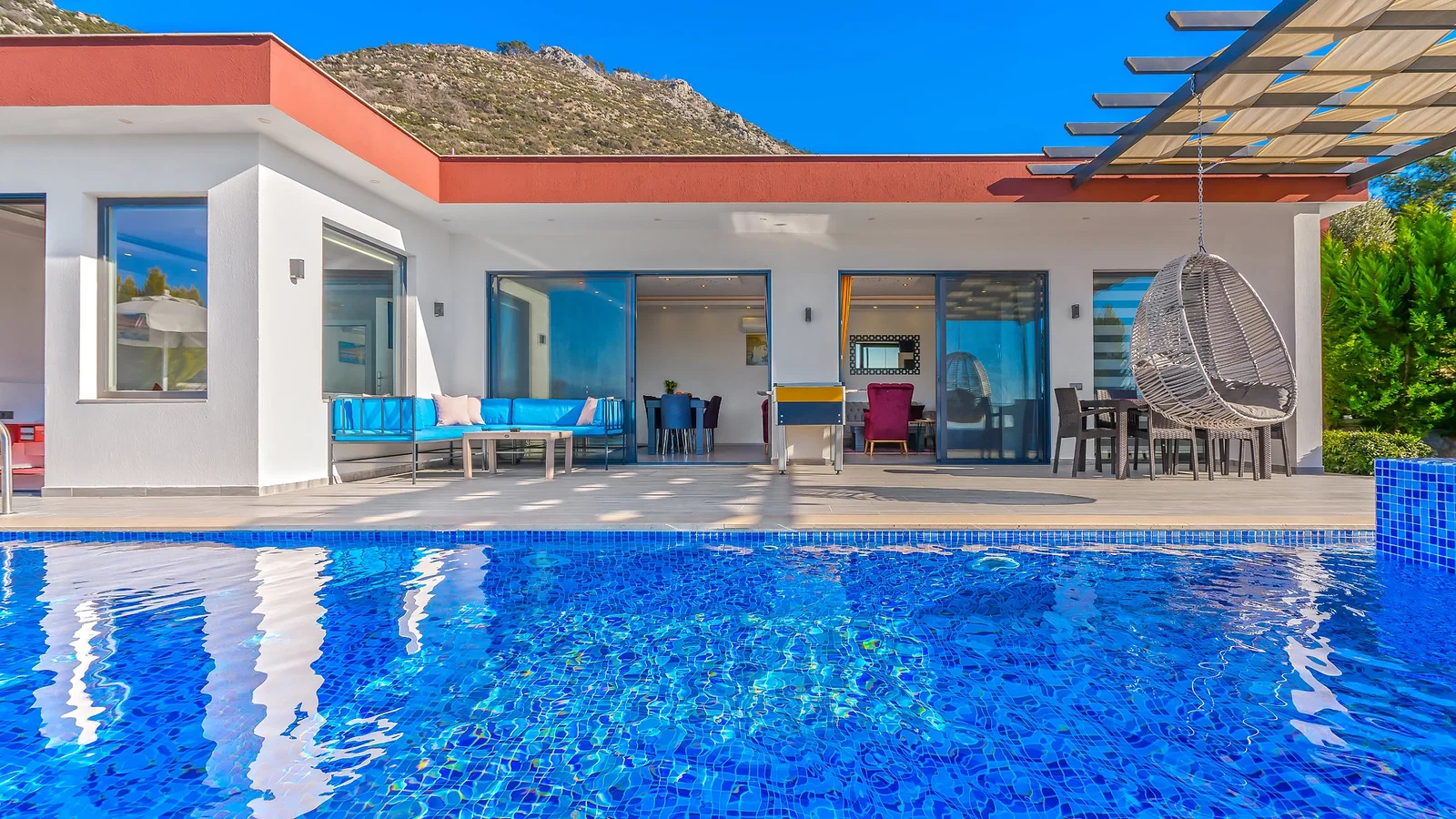 Üzümlü’de Korunaklı, Çocuk Havuzlu, Jakuzili, Kiralık Villa