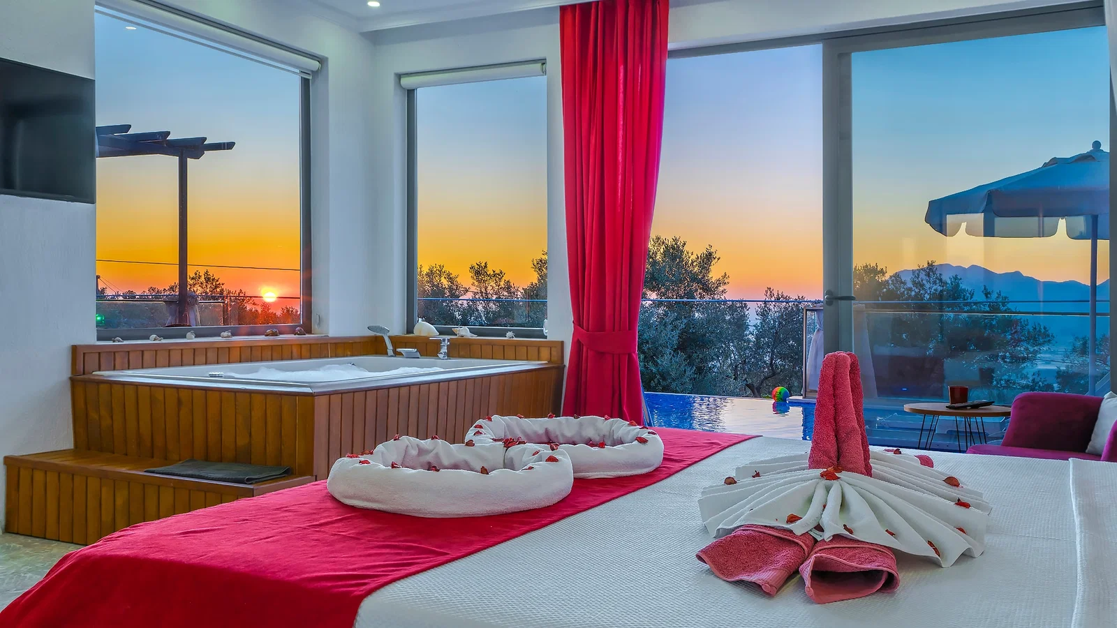 Üzümlü’de Korunaklı, Çocuk Havuzlu, Jakuzili, Kiralık Villa